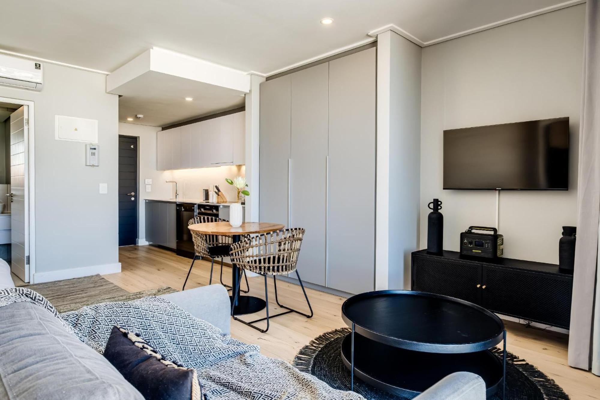 Secure Modern W Views Bantry Pad * Cape Town